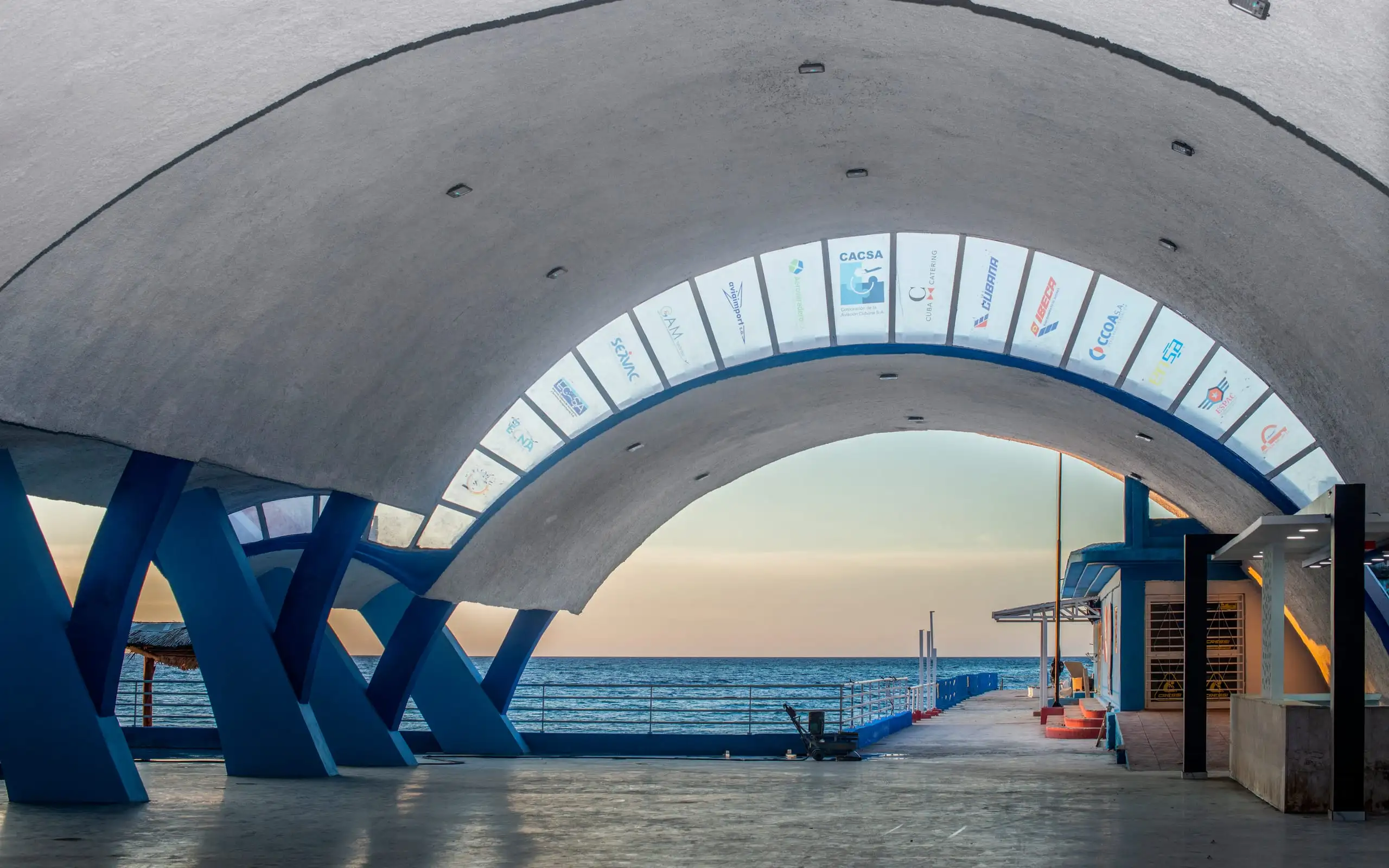 Galería abovedada con vista al mar al atardecer