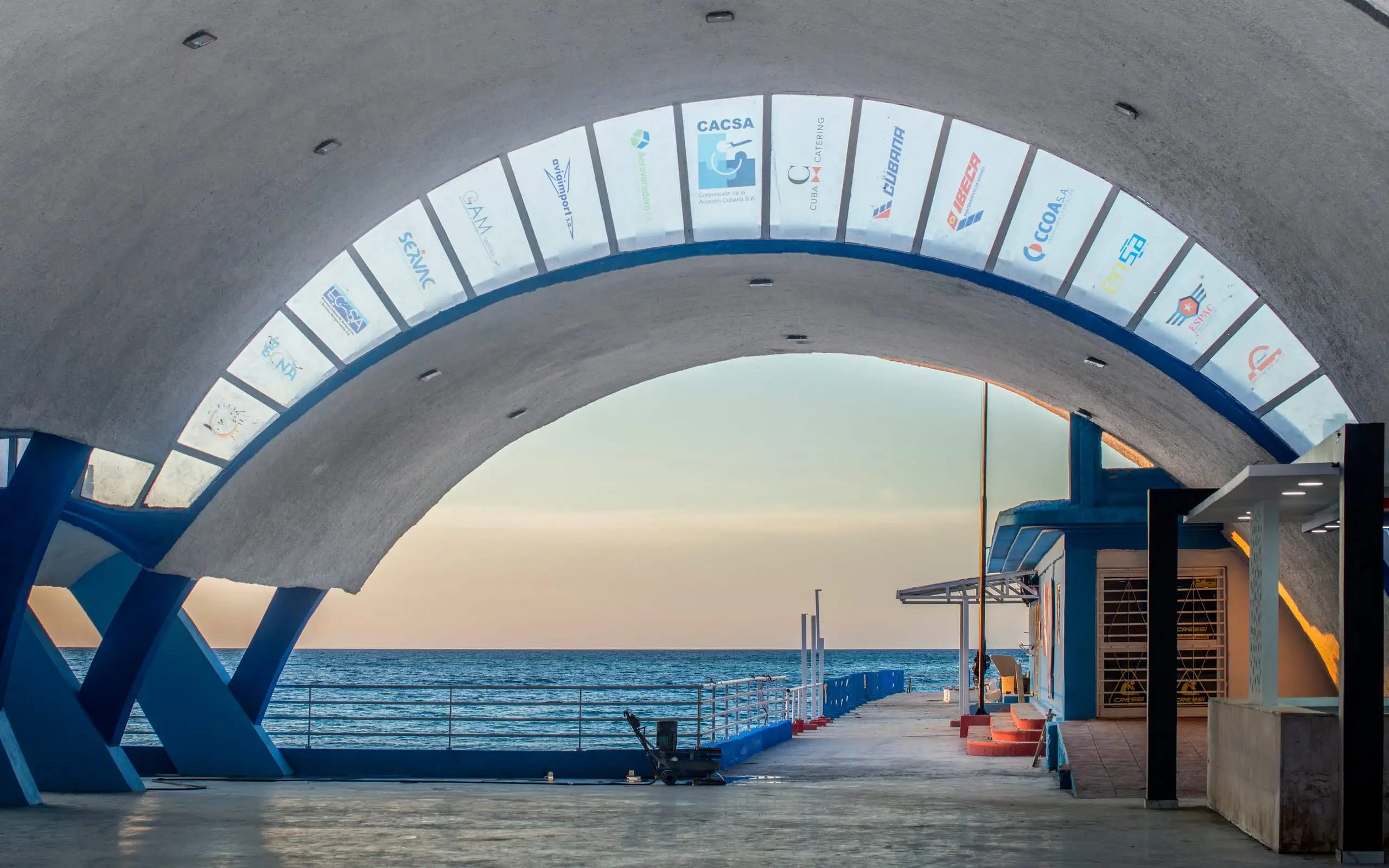 Túnel de arcos hacia el muelle al atardecer
